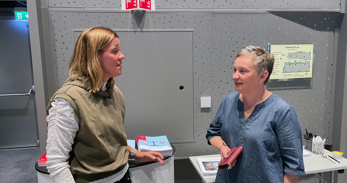 Marit Selfors Isaksen i forbundsledelsen (t.v) i samtale med fylkesleder i Nordland, Gunhild Holte. Landsstyremøte