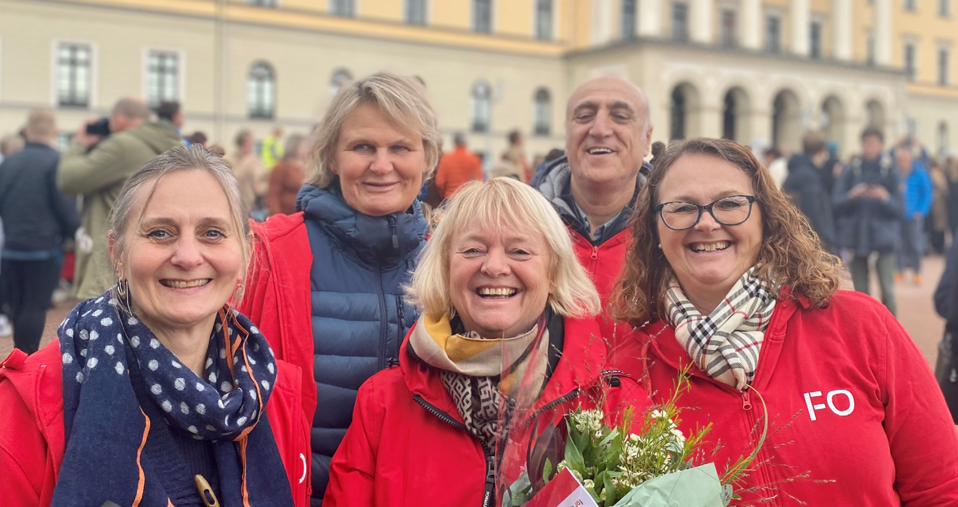 FOs blomster-delegasjon FO delegasjon med blomster