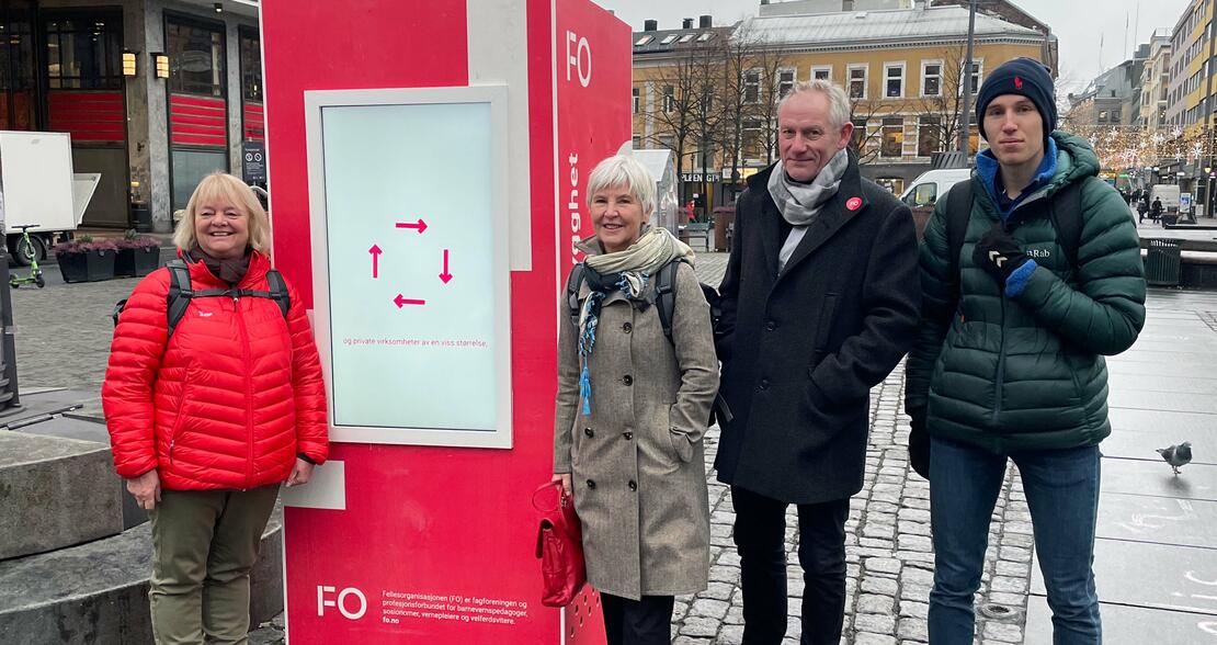 BESØKT BOKS: Mimmi Kvisvik (f.v.), Grethe Kvist, Johan Peter Hougen og Petter Østreng var blant dem som besøkte FO-boksen Mennesker foran boks
