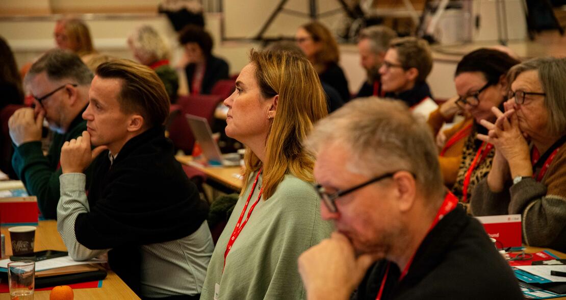 INTERESSE: Ole Henrik Kråksenes og Hanne Glemmestad fra FOs forbundsledelse lytter interessert sammen med Jan Aarskog, virksomhetstillitsvalgt i Bufetat. FO