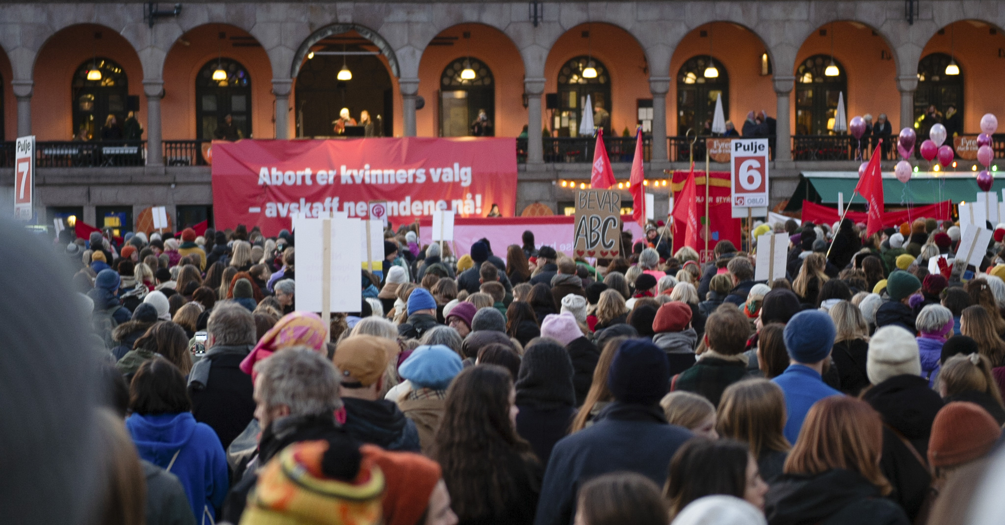 HOVEDPAROLE: 8.marskomiteens i Oslo sin hovedparole under årets markering. Youngstorget