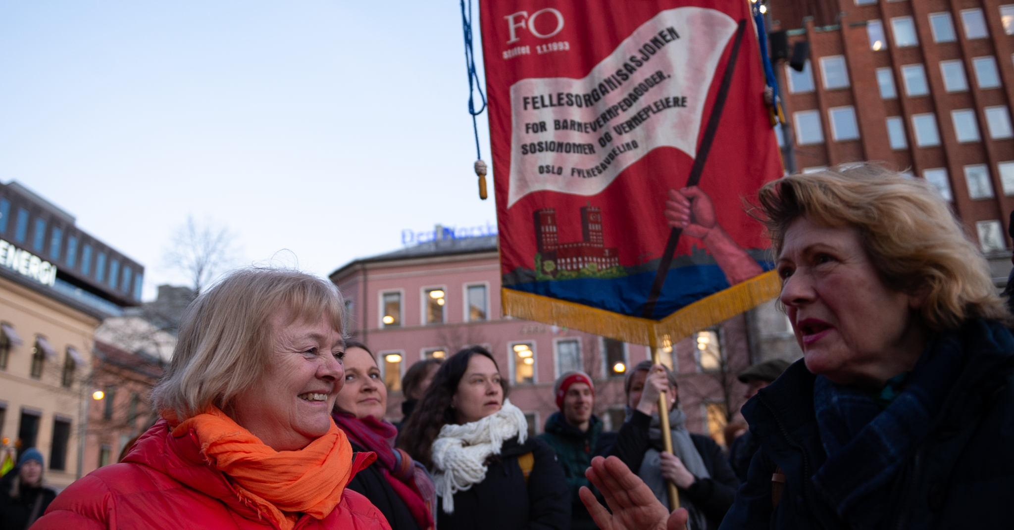ETTERLENGTET MARKERING: FO-leder Mimmi Kvisvik foran FO-Oslo sin fane på Youngstorget. Siste slik markering var 8. mars 2019. https://frifagbevegelse.no/ntlmagasinet/hva-skal-til-for-at-norge-skal-bli-mer-likestilt-slik-svarer-tre-kvinnelige-lotopper-6.158.858720.444bd55698