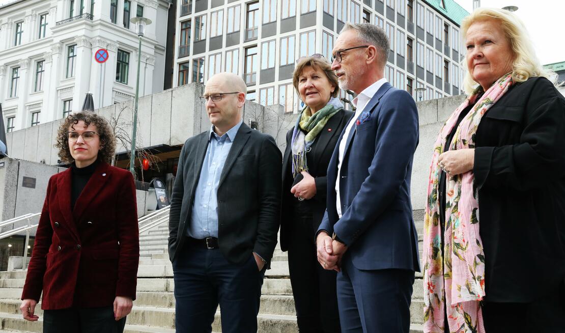 LEDER AN: Forhandlingslederne på vei inn for overlevering av krav (Foto: Birgit Dannenberg / Fagforbundet) Forhandlingslederne på vei inn for overlevering av krav