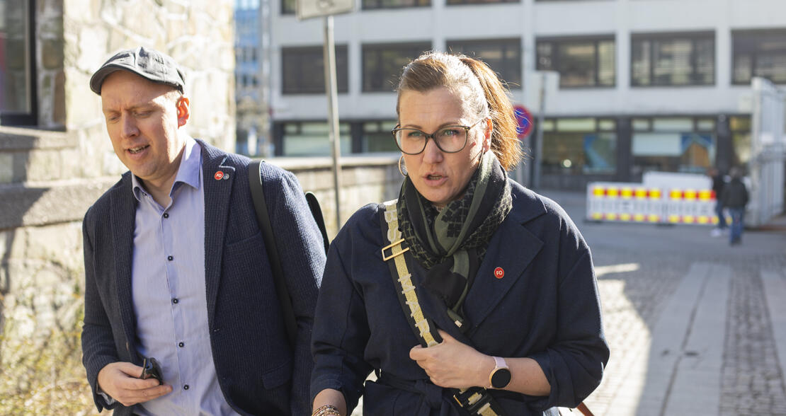 MISFORNØYD: Solberg er misfornøyd med tilbudet fra staten. Her med rådgiver Tore Ottesen. Tore Ottesen og Marianne Solberg