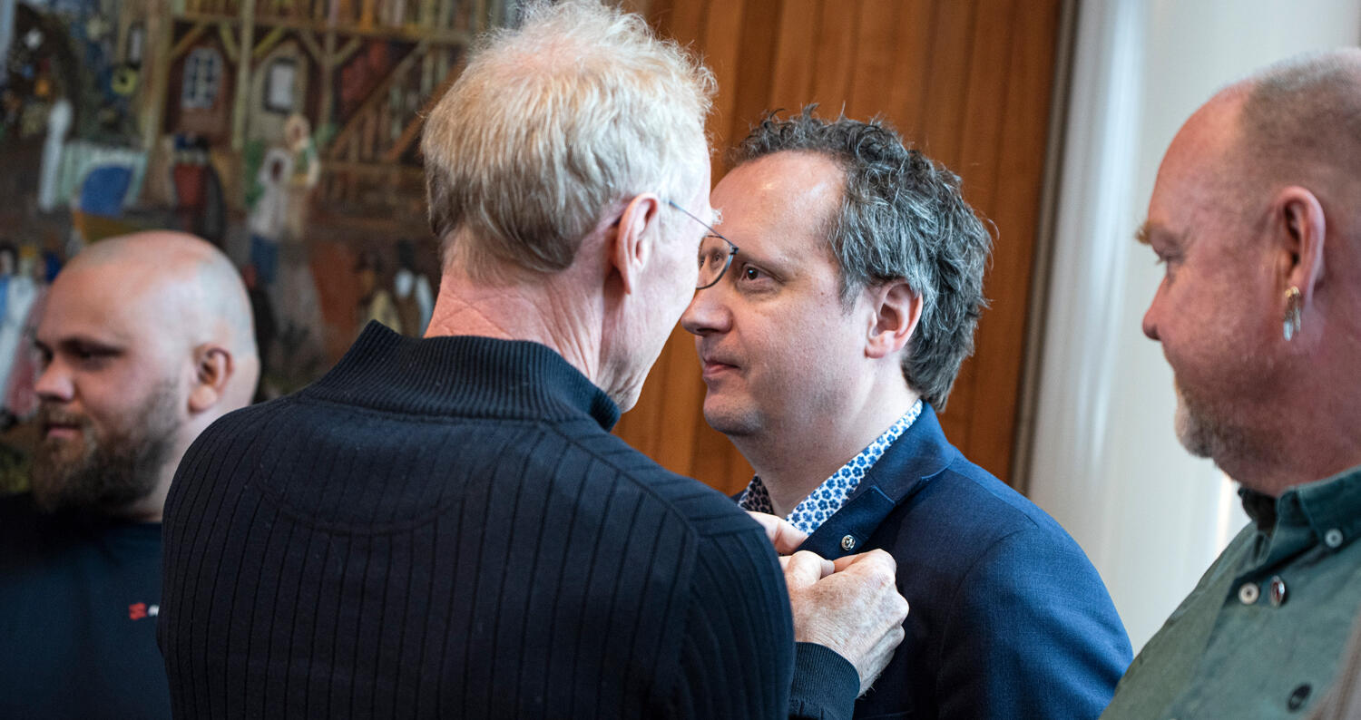 FO-tillitsvalgt Karl Hans Braut mottar LO-nålen med stolt blikk. Karl Hans Braut