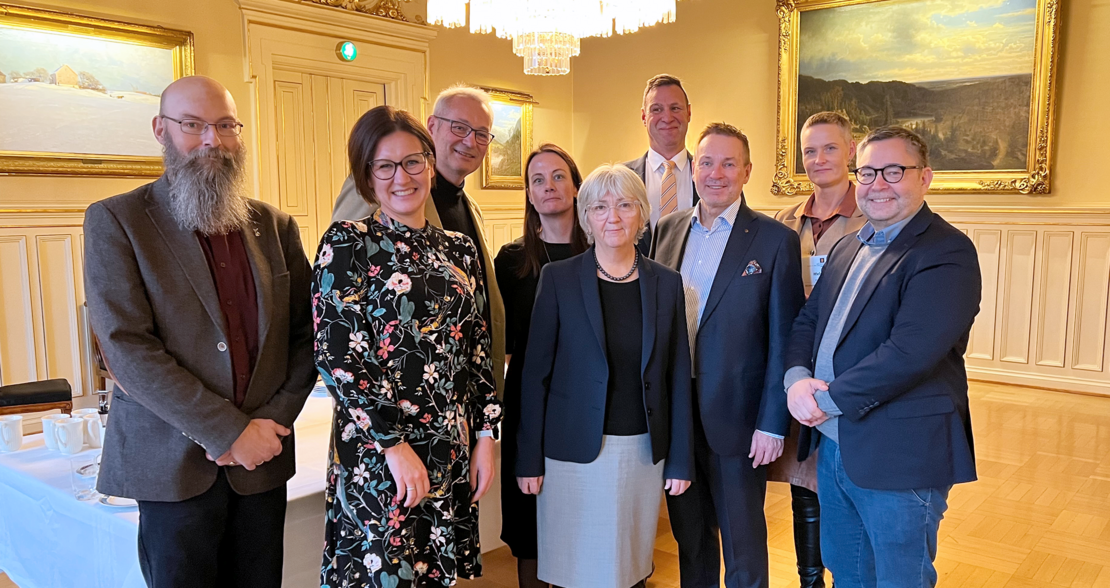 SAMLET: Bruker- og interesseorganisasjonene står samlet når meldingen skal behandles i Stortinget. Fra venstre: Harald Hansen (FFO), Marianne Solberg (FO), Jarle Eknes (Helt med), Annette Jensen (HBF), Eva Buschmann (FFO), Tom Tvedt (NFU), Karl Haakon Sætervold (SOR), Annette Drangsholt (Autismeforeningen) og Kenneth Stien (Arbeid & Inkludering) Samlet