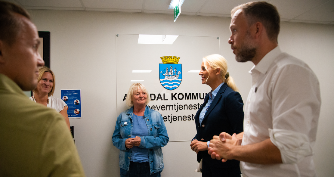 FOSTERHJEM: Spesialiserte fosterhjem var også tema da FO besøkte Barnevernet i Arendal i 2021 sammen med Mirell Høyer-Berntsen og Audun Lysbakken fra SV. Bildet er tatt i forbindelse med Arendalsuka. Besøk ved barneverntjenesten i Arendal