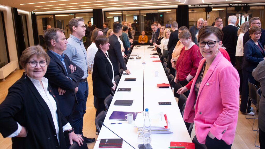 Slik så det ut da forbundsleder i FO Marianne Solberg (t.h.) møttes ved forhandlingsbordet sammen med Mette Nord, leder i Fagforbundet i KS. De sitter nå i mekling.