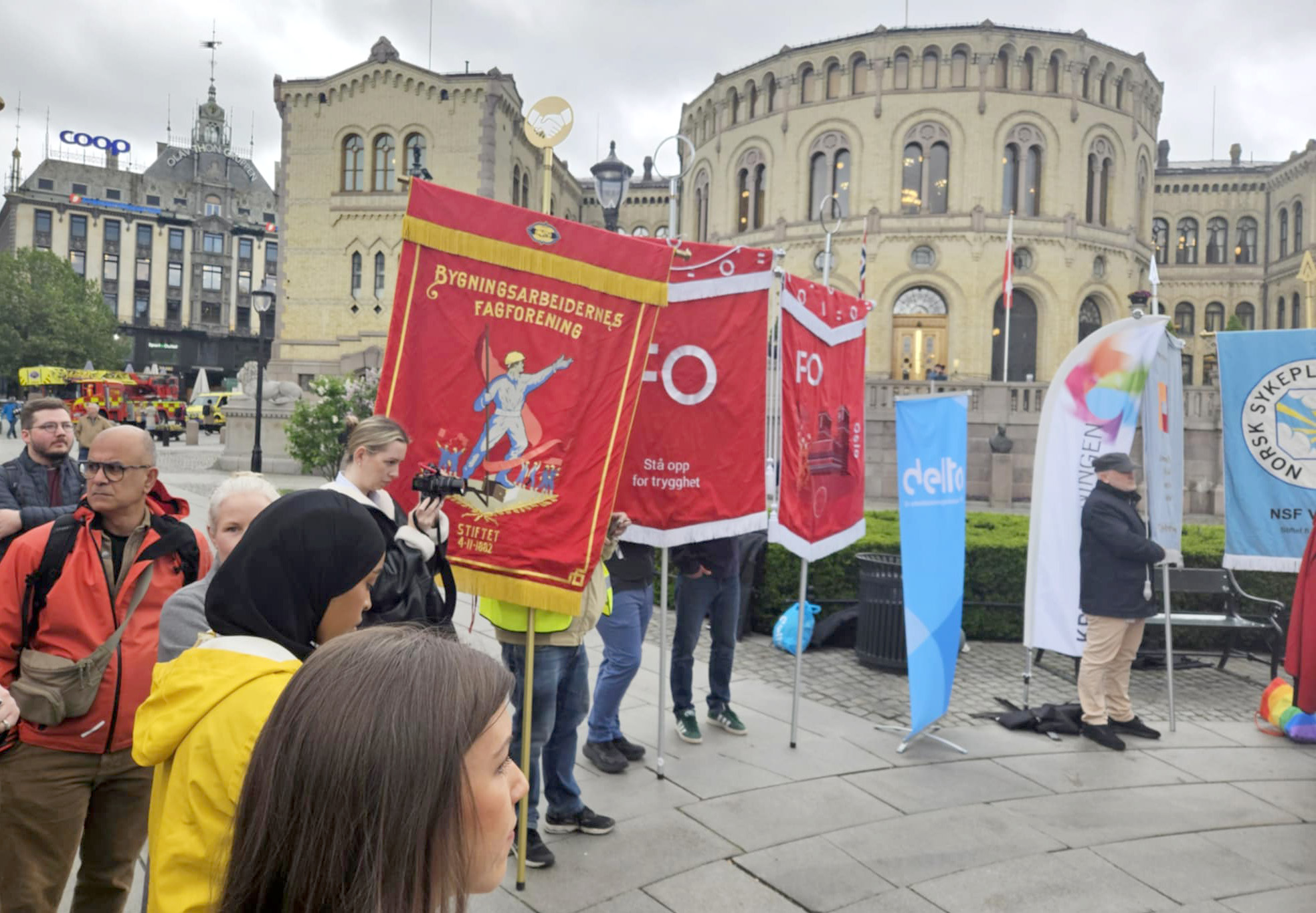 Fanemarkering foran Stortinget