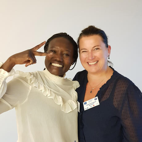 Dora Poni Loro og Kathrine Haugland Martinsen på sosialarbeiderkonferanse i Wien 2019