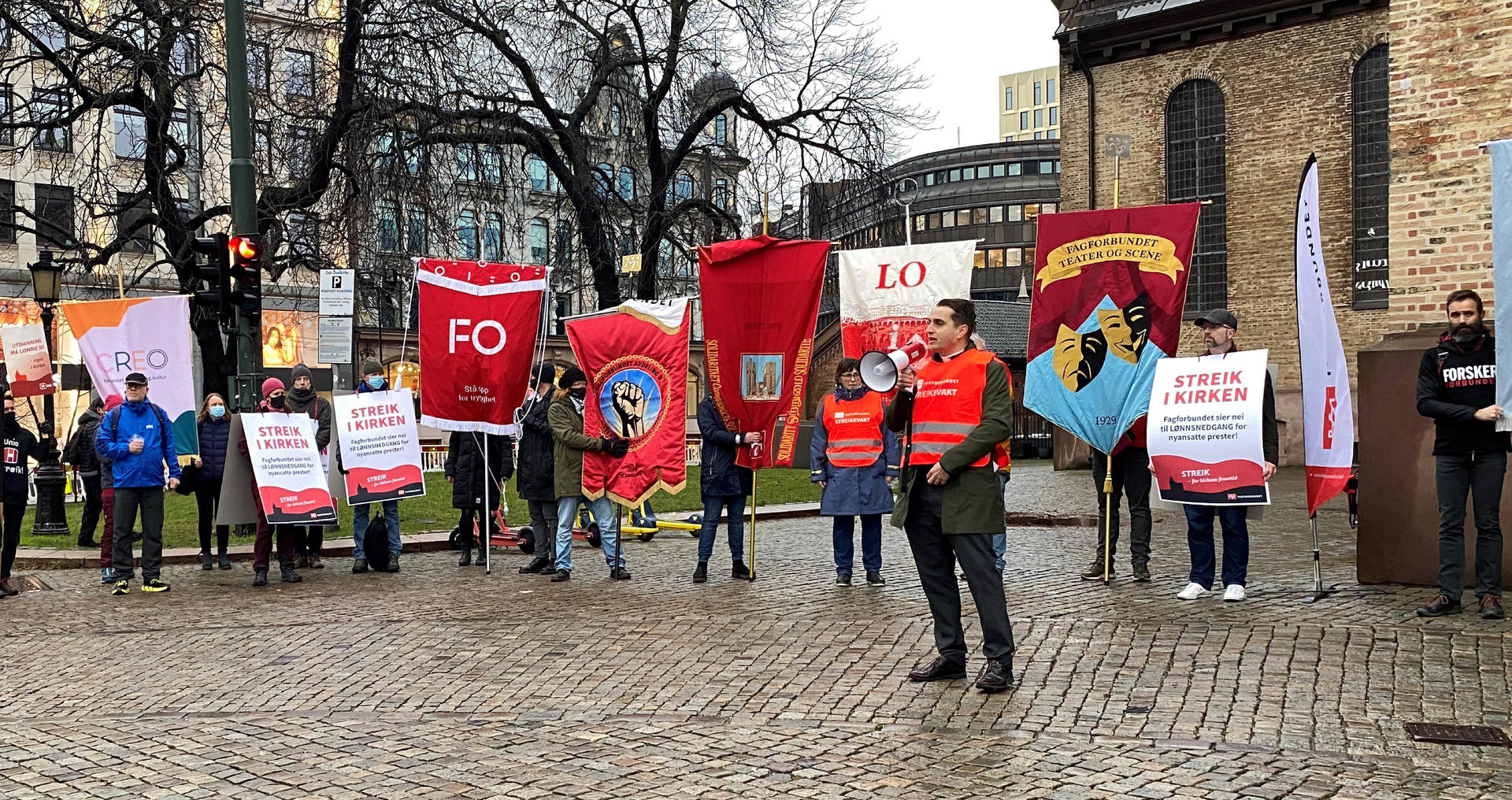 FANEMARKERING: FO og en rekke andre forbund deltok i fanemarkering for de streikende i kirkelig sektor utenfor Domkirken i Oslo 19. desember.
