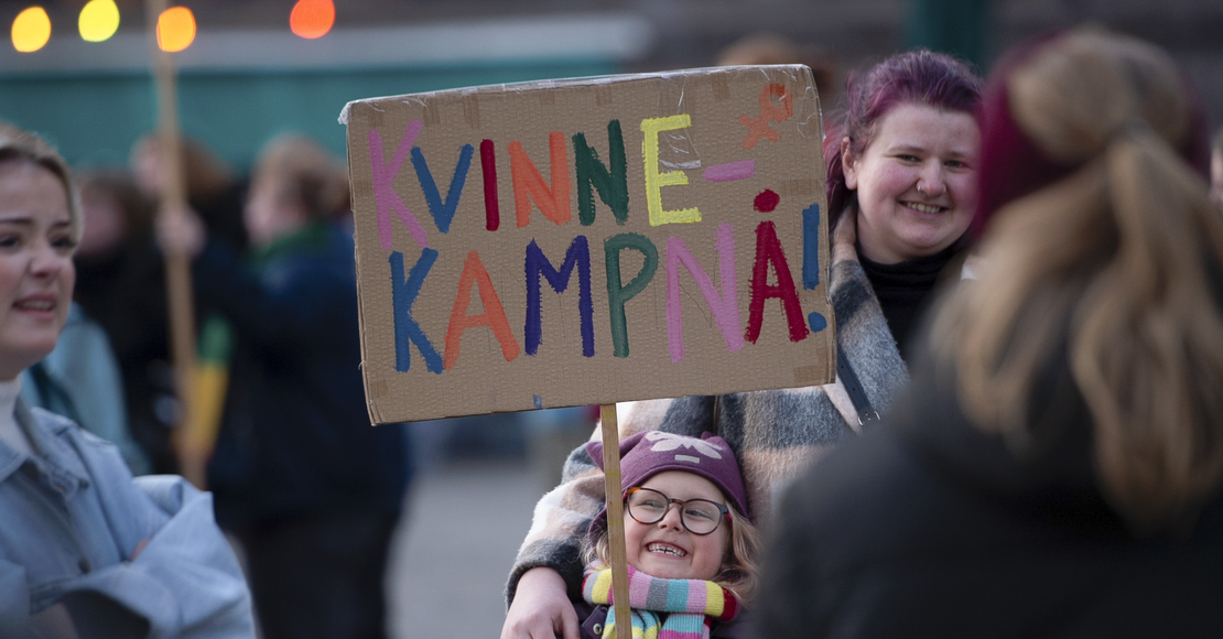 TIDLIG KRØKES: På Youngstorget i Oslo møtte tusenvis av mennesker opp for å markere kvinnedagen, for første gang på tre år. Blant de oppmøtte var det mange små som løftet fanene for første gang.