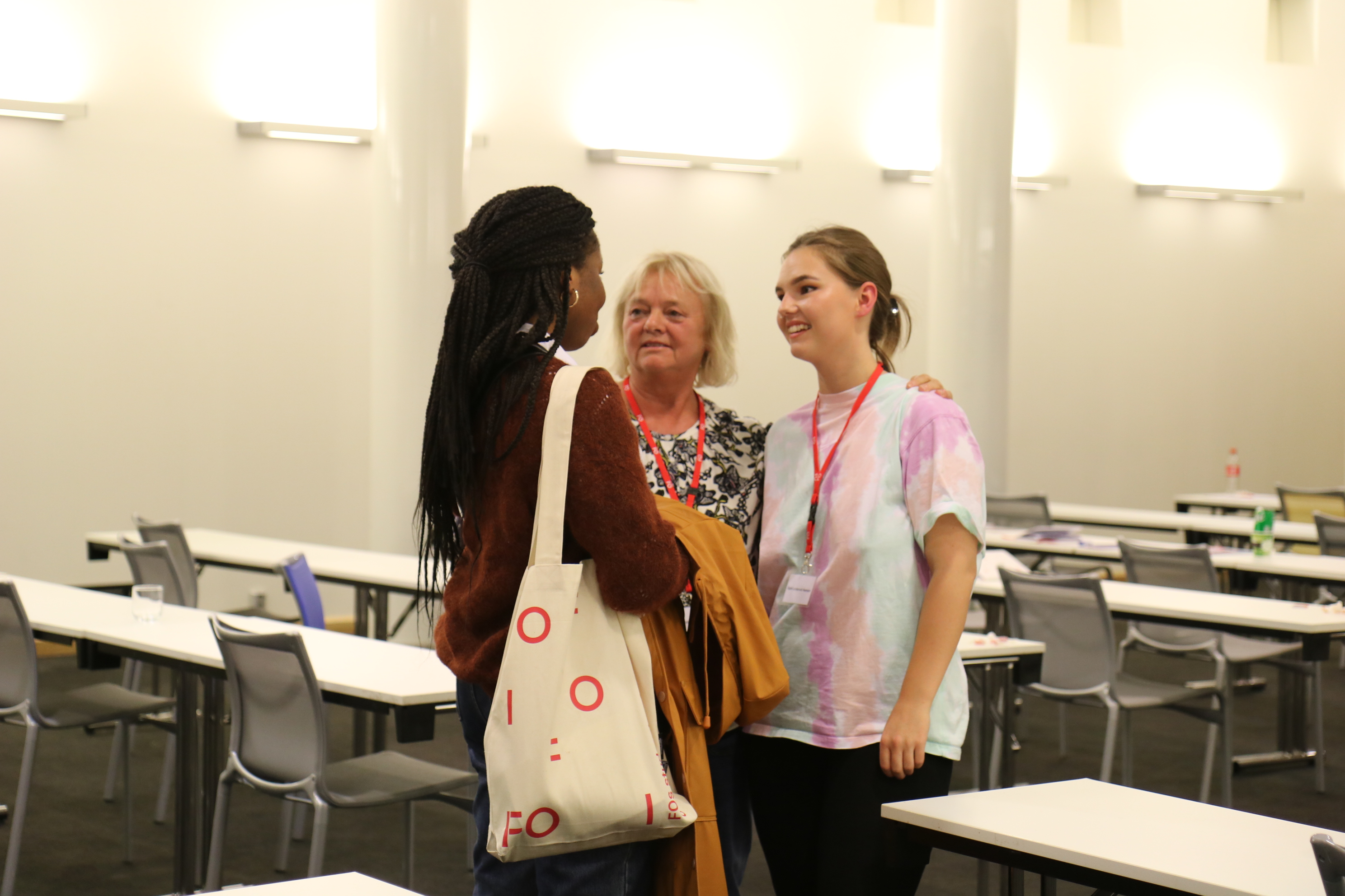 Bilde av FOs og FO-Studentenes deltaker som snakker med et medlem etter studentkonferansen