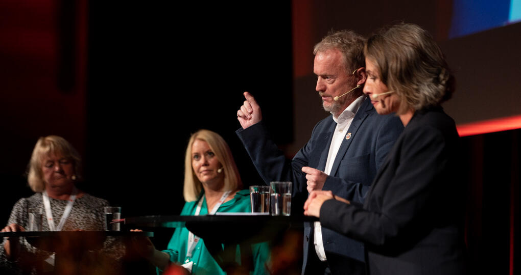ENIGHET: Mimmi Kvisvik, Marit Frette Opsahl og Raymond Johansen enes om løsninger for gode framtidige kommuner. 