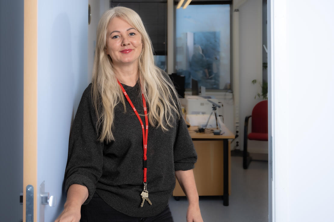 Klinisk vernepleier Hilde Stegane blir ofte tatt for å være psykolog: – Mange pasienter er ikke klar over at våre yrkesgrupper jobber på poliklinikk.